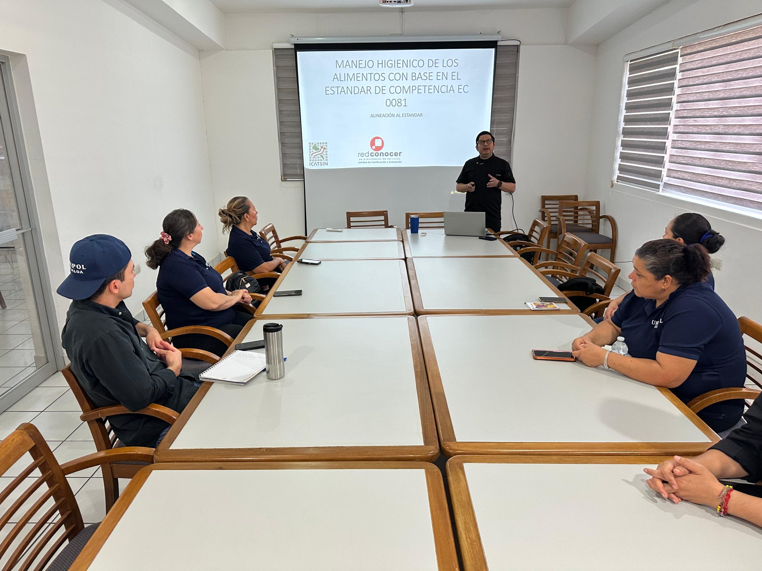 Capacitan a personal de Unipol para fortalecer control de calidad e higiene en alimentos