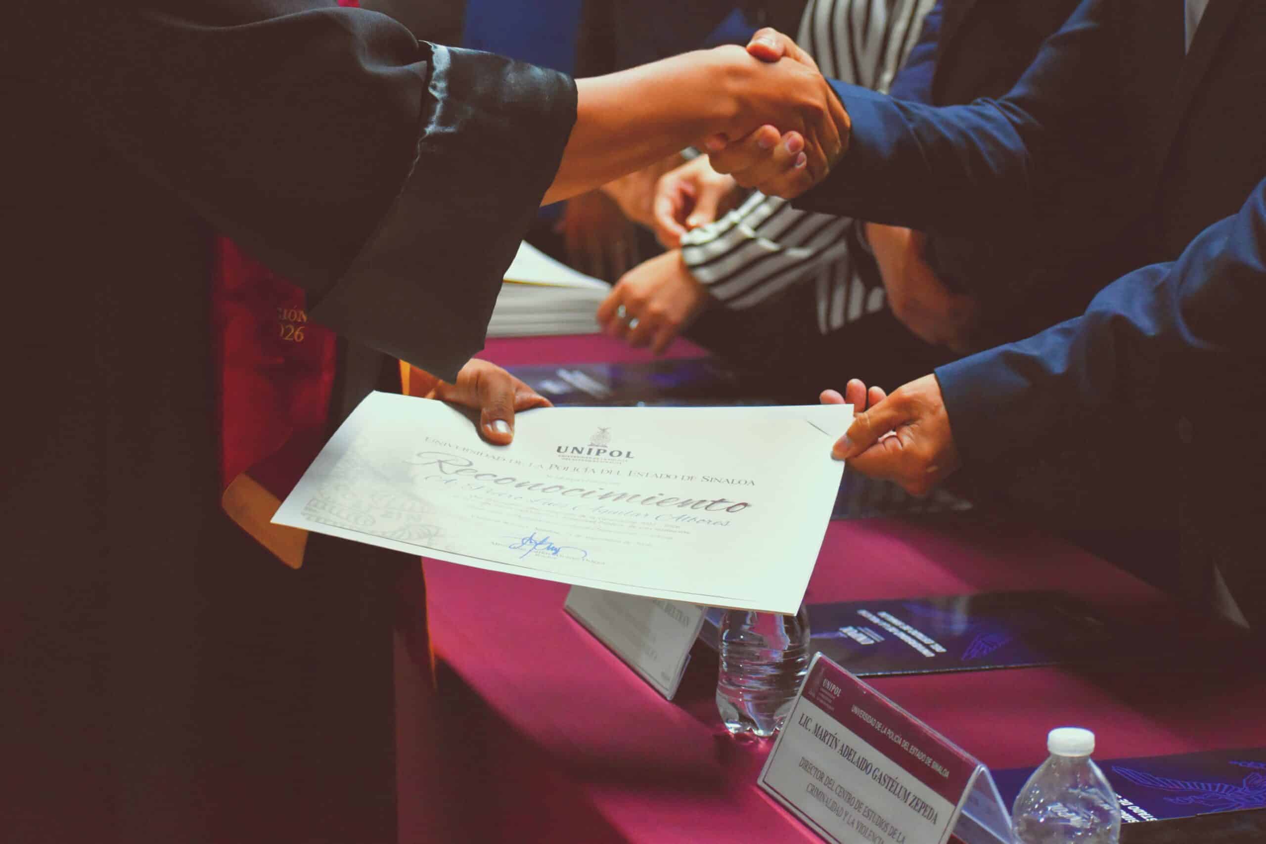 Concluyen su formación académica en Unipol la generación 2022-2026