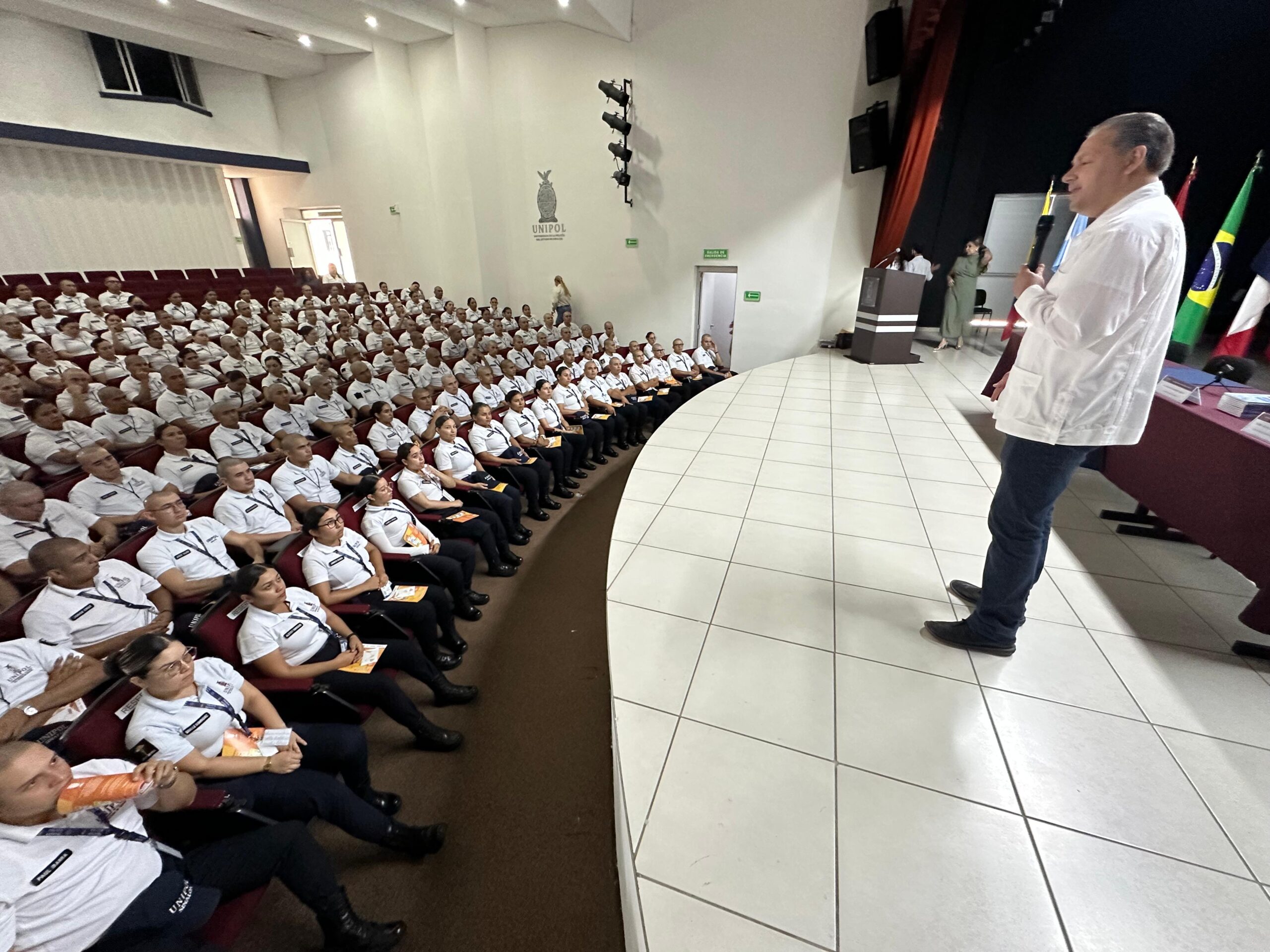Reciben cadetes de Unipol Conferencia Magistral